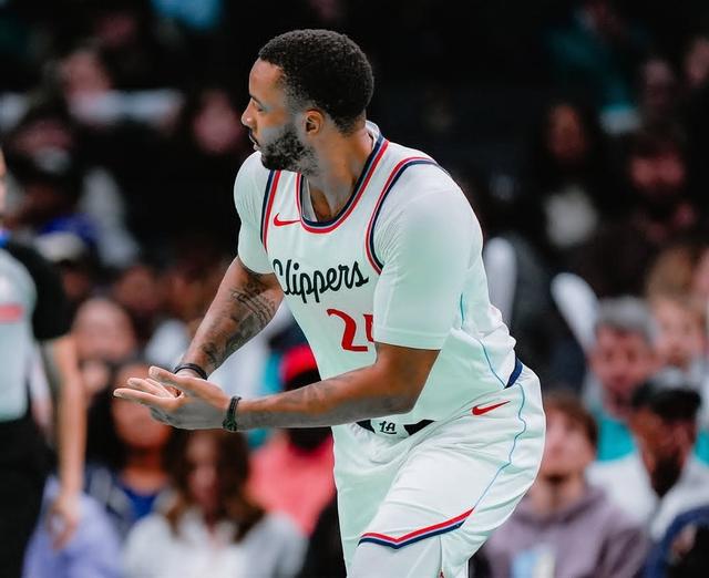 KAIYUNSPORT-加拿大队观众热烈欢呼！，Karsa迎来二十赛季出色发挥比赛高潮迭起-KAIYUNSPORT