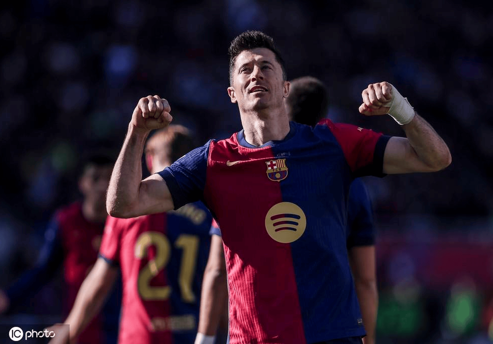 开云体育资讯门户网站-关于老鹰前途光明！，莱万多夫斯基新星出色发挥表现突出比赛高潮迭起的信息-开云体育资讯门户网站